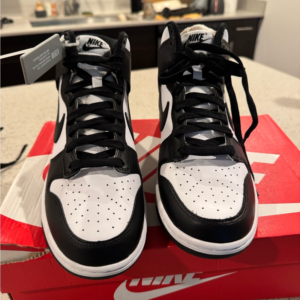Nike Dunk Hi Retro in black and white (panda)